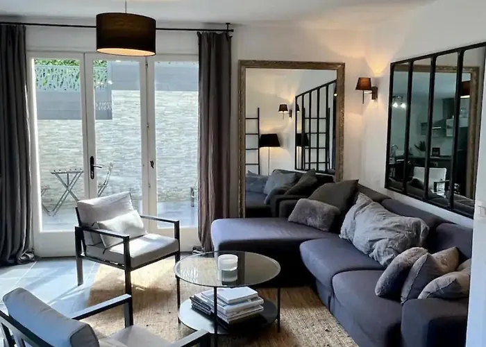 Maison De Charme Idealement Situee